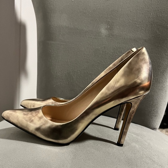 VINCE CAMUTO KAIN GOLD METALLIC PUMP - Picture 3 of 8